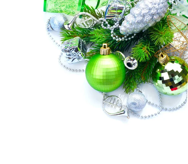 Groene Zilveren Kerstdecoratie Met Spar Takken Geïsoleerd Witte Achtergrond — Stockfoto