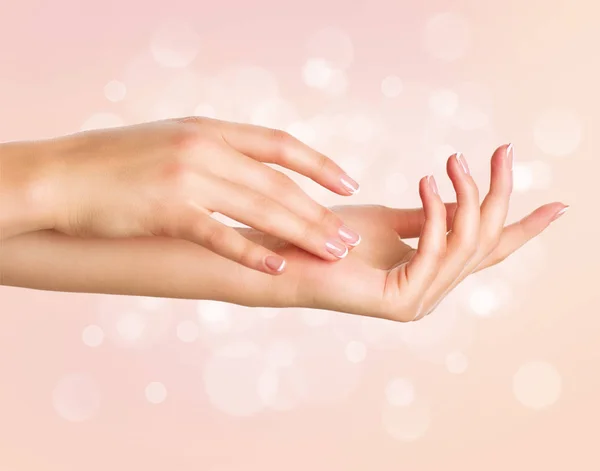 Kobiecych Rąk Francuski Manicure Różowym Tle Bokeh — Zdjęcie stockowe