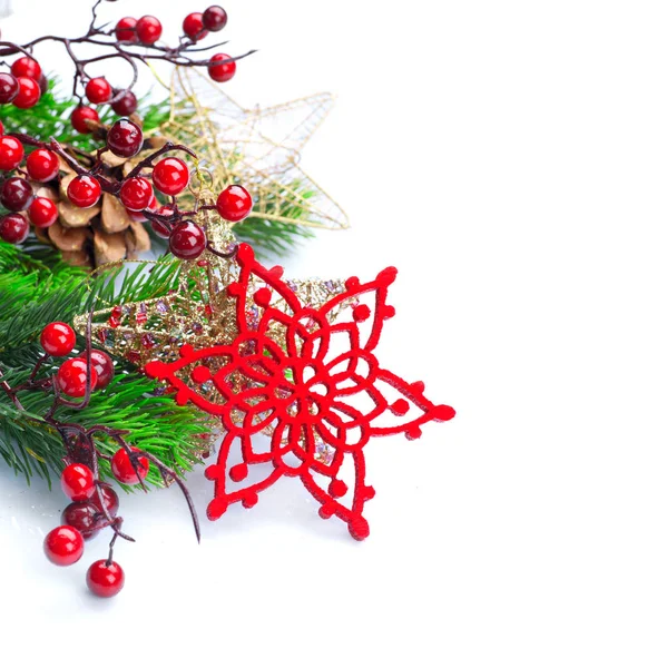 モミの枝と白い背景上のコーン クリスマス装飾的な雪の結晶 — ストック写真
