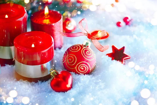 Κόκκινο Χριστουγεννιάτικα Διακοσμητικά Και Κεριά Φόντο Λευκό Χιόνι — Φωτογραφία Αρχείου