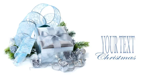 银色圣诞礼品盒及白色背景装饰品 — 图库照片