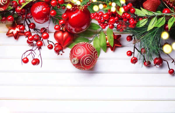 Vánoční Dekorace Větvemi Jedlí Světla Bílé Dřevěné Pozadí — Stock fotografie