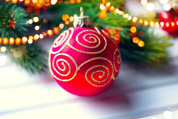 Κλείστε Την Προβολή Μπάλα Χριστουγεννιάτικη Διακόσμηση Λευκό Φόντο Ξύλινη — Φωτογραφία Αρχείου