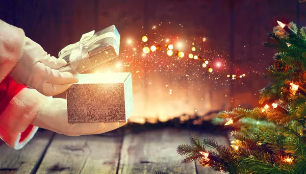 Caixa Presente Abertura Papai Noel Com Brilhos Sobre Fundo Madeira — Fotografia de Stock