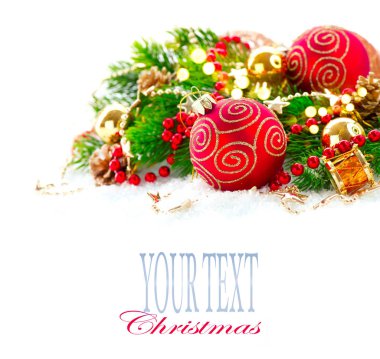 Beyaz arka plan, metin için yer ile dallarda köknar ile Noel dekorasyon