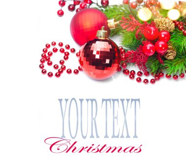 Beyaz arka plan, metin için yer ile dallarda köknar ile Noel dekorasyon