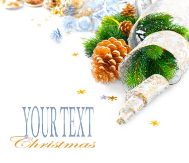 Noel tatil dekorasyon koni ve metin için yer ile beyaz arka plan üzerinde şerit