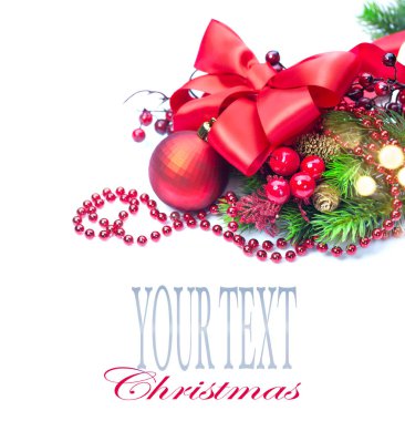 Beyaz arka plan, metin için yer ile dallarda köknar ile Noel dekorasyon