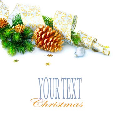 Noel tatil dekorasyon koni ve metin için yer ile beyaz arka plan üzerinde şerit