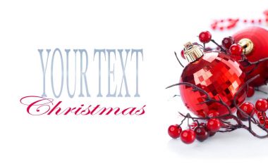 Metin için yer ile beyaz arka plan üzerinde izole kırmızı Noel süsleri