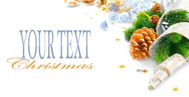 Noel tatil dekorasyon koni ve metin için yer ile beyaz arka plan üzerinde şerit