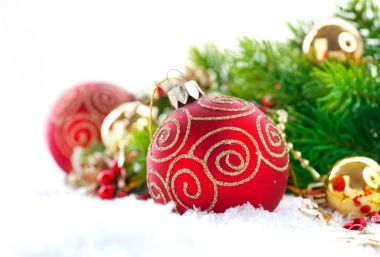 Beyaz arka plan üzerinde kırmızı Noel dekorasyon Görünümü Kapat