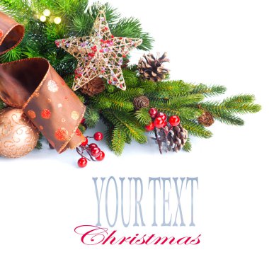 Beyaz arka plan, metin için yer ile dallarda köknar ile Noel dekorasyon