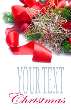 Beyaz arka plan, metin için yer ile dallarda köknar ile Noel dekorasyon