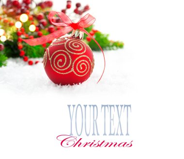 Beyaz arka plan, metin için yer ile dallarda köknar ile Noel dekorasyon