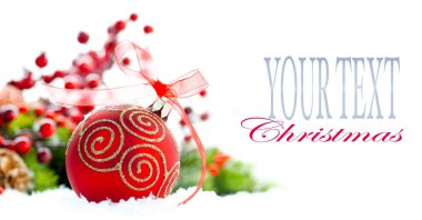 Beyaz arka plan, metin için yer ile dallarda köknar ile Noel dekorasyon