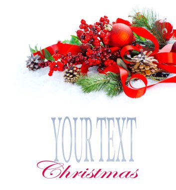 Beyaz arka plan, metin için yer ile dallarda köknar ile Noel dekorasyon