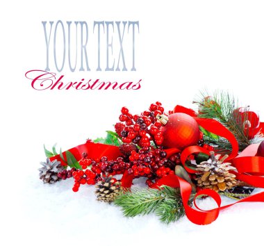 Beyaz arka plan, metin için yer ile dallarda köknar ile Noel dekorasyon