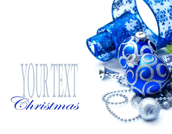 白色背景的蓝色圣诞装饰球与冷杉分支和丝带 — 图库照片