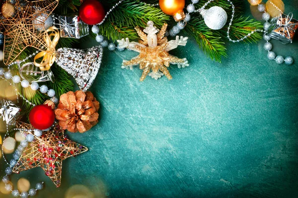 Weihnachtsdekoration Mit Tannenzweigen Auf Grünem Hintergrund — Stockfoto