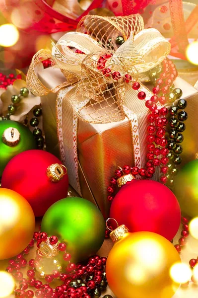 Altın hediye kutusu ve dekorasyon topları Görünümü Kapat