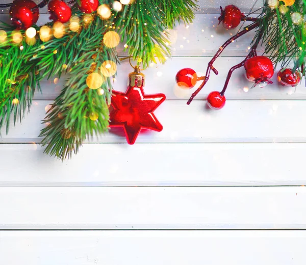 Décoration Noël Avec Branches Sapin Lumières Sur Fond Bois Blanc — Photo