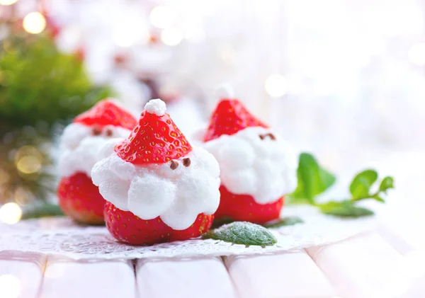Lustiges Dessert Erdbeer Weihnachtsmann Gefüllt Mit Schlagsahne — Stockfoto