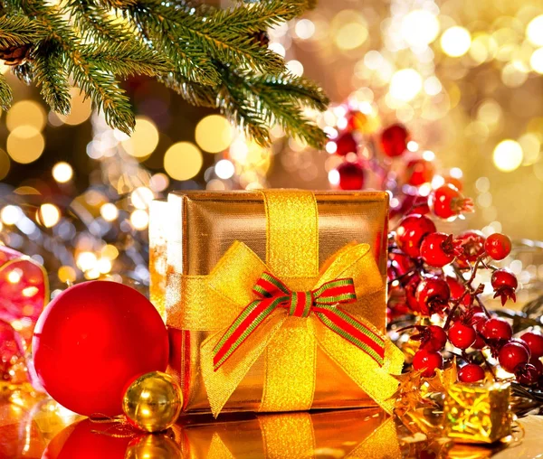 Caixa Presente Dourada Sob Árvore Natal Decorada — Fotografia de Stock