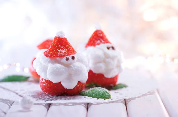 Morango Sobremesa Engraçado Papai Noel Recheado Com Chantilly — Fotografia de Stock