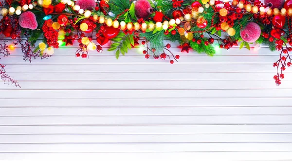 Noel Dekorasyonu Ile Çam Dalları Beyaz Ahşap Zemin Üzerinde Işıkları — Stok fotoğraf