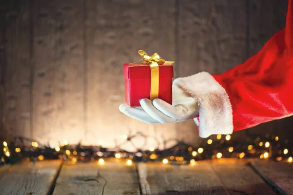 Santa Claus Sostiene Caja Regalo Navidad Sobre Fondo Madera — Foto de Stock