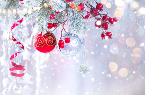 Bolas Decoración Navidad Con Ramas Abeto Sobre Fondo Plata Borrosa —  Fotos de Stock