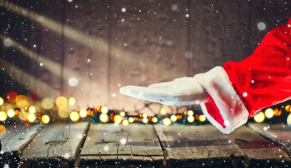 Santa Claus Mostrando Palma Abierta Mano Sobre Fondo Madera Con — Foto de Stock