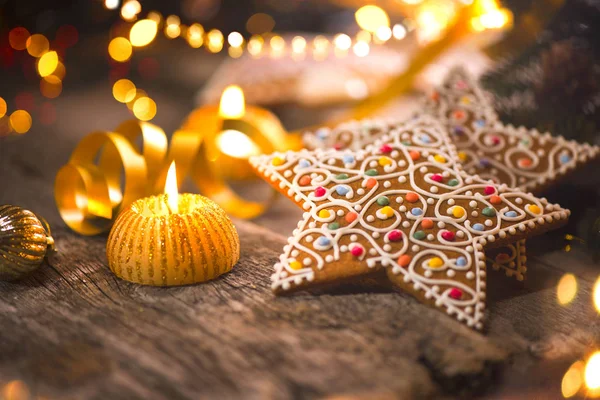 Dekorierte Lebkuchen Mit Kerzen Auf Verschwommenem Hintergrund — Stockfoto