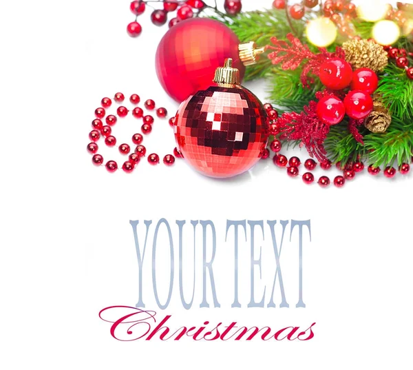 Beyaz arka plan, metin için yer ile dallarda köknar ile Noel dekorasyon