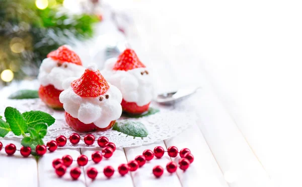 Divertente Dessert Alla Fragola Babbo Natale Farcito Con Panna Montata — Foto Stock