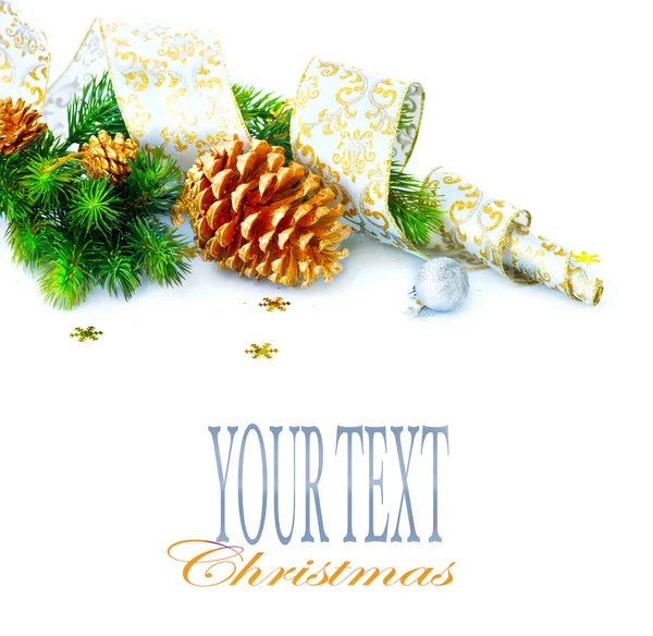 Weihnachtsdekoration Mit Kegel Und Band Auf Weißem Hintergrund Mit Platz — Stockfoto