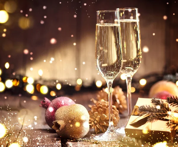 Vánoční Oslava Šampaňským Rozostřeného Pozadí — Stock fotografie