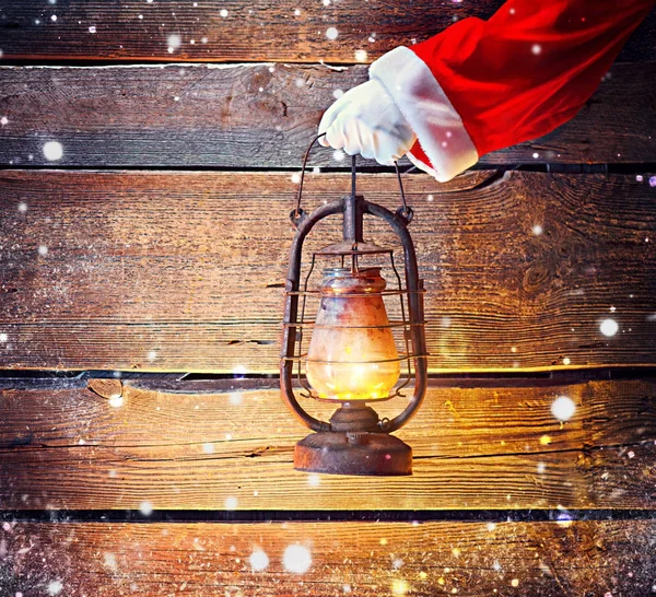 Santa Handen Håller Vintage Olje Lampa Över Trä Bakgrund — Stockfoto
