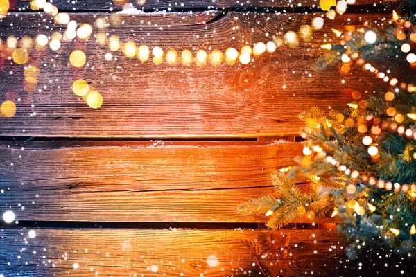 クリスマス ツリーと花輪クリスマス休日の木製の背景 — ストック写真