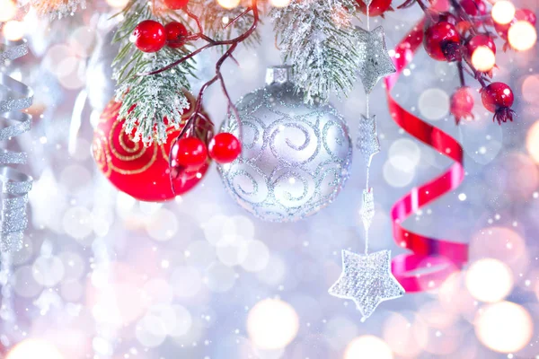 Noel dekorasyon topları ile çam dalları Gümüş arka plan bulanık karşı
