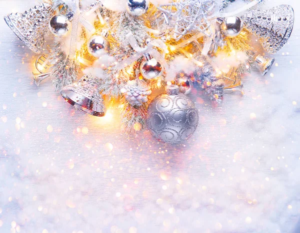Ασημί Χριστουγεννιάτικη Διακόσμηση Φώτα Χιονισμένο Φόντο — Φωτογραφία Αρχείου