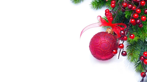Крупним Планом Червона Різдвяна Прикраса Білому Тлі — стокове фото