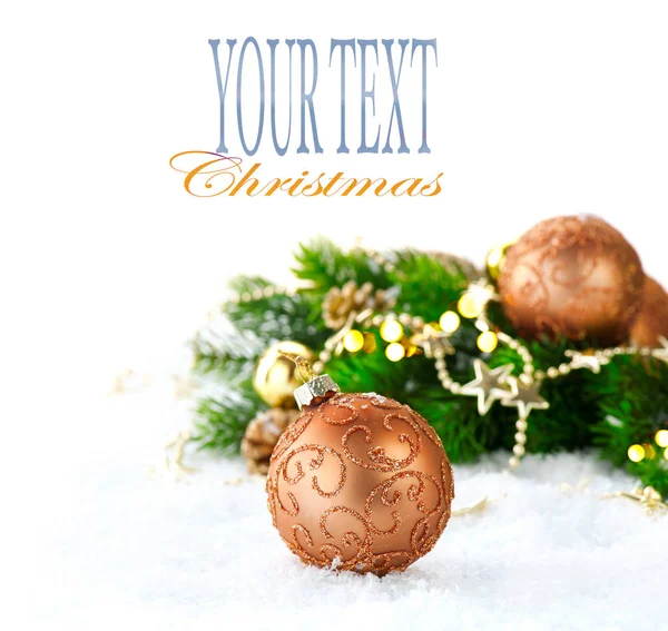 テキストのためのスペースで 白い背景の上のモミの枝でクリスマスの装飾 — ストック写真