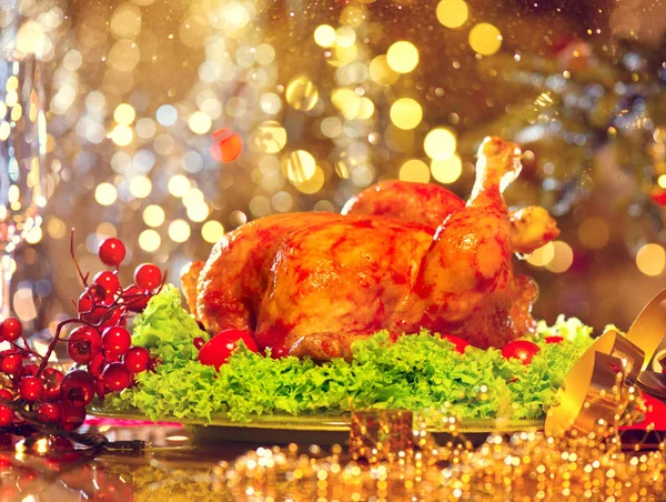 休日背景をぼかした写真のクリスマス ディナーの七面鳥の丸焼き — ストック写真