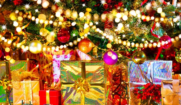 Scatole Regalo Oro Sotto Albero Natale Decorato — Foto Stock