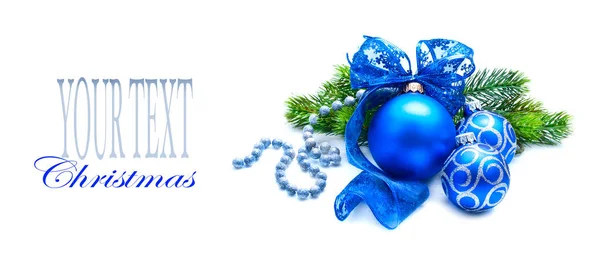 白色背景的蓝色圣诞装饰球与冷杉分支和丝带 — 图库照片