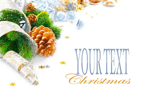 Vánoční Sváteční Dekorace Kužele Stuha Bílém Pozadí Prostorem Pro Text — Stock fotografie