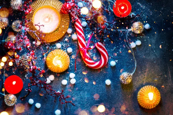Pohled Shora Vánoční Dekorace Svíčky Bonbony Tmavě Modrém Povrchu — Stock fotografie