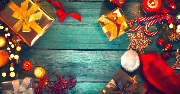Weihnachtsgeschenke Kerzen Zuckerstangen Und Lebkuchen Auf Dem Grünen Holztisch — Stockfoto